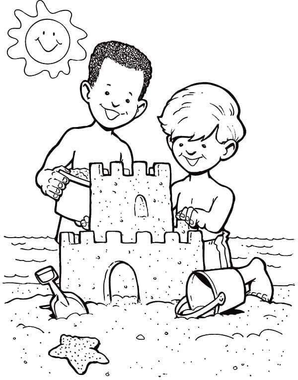 Anak laki-laki membangun istana pasir
