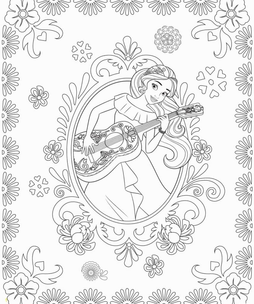 Putri Elena Sedang Bermain Gitar